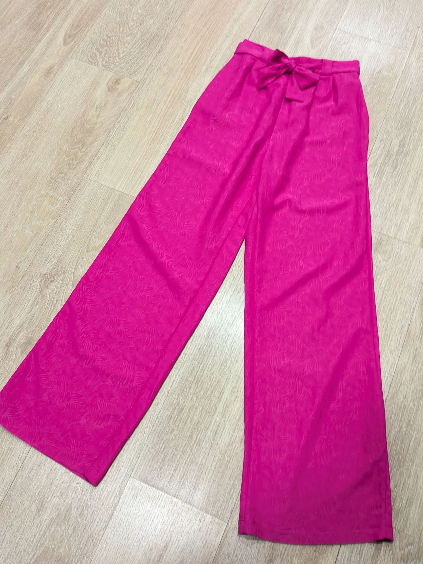 Pantalón palazzo fucsia satinado con cinturón de lazo. Talla 34